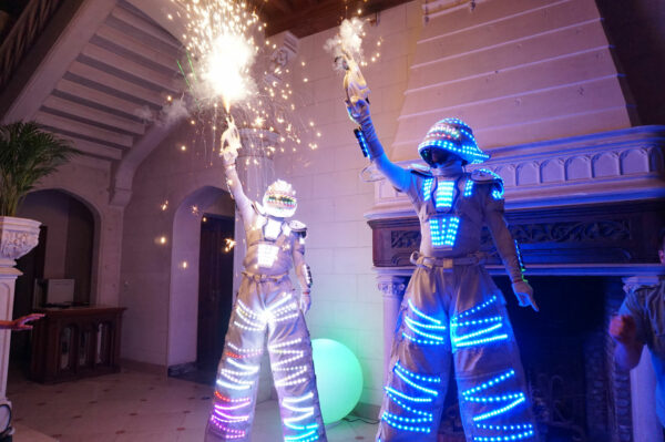 concept personeelsfeest, futuristische robots dansen