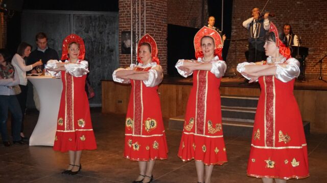 spectacle de danseuse russe, fête du personnel