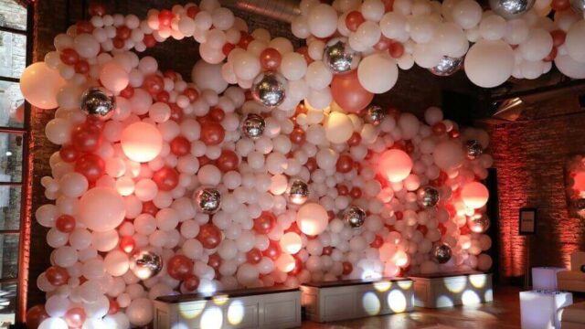 un retour en enfance avec une décoration de ballon pour la soirée du personnel de votre entreprise