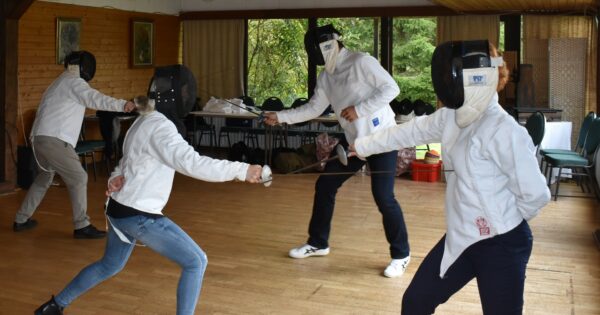 organisatie van een inwijding in het schermen voor de teambuilding van uw collega's