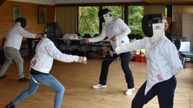 organisatie van een inwijding in het schermen voor de teambuilding van uw collega's