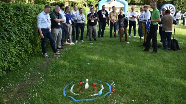 personeelsleden spelen boulanque tijdens teambuilding