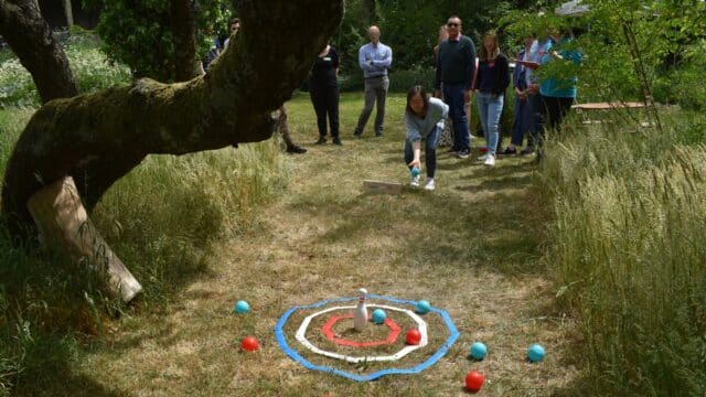 Durant le team building, les collègues de l'entreprise s'amusent à la boulanque