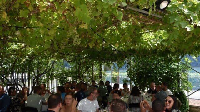 Après le teambuilding, organisation d'un repas dans les serres du Domaine de Béronsart