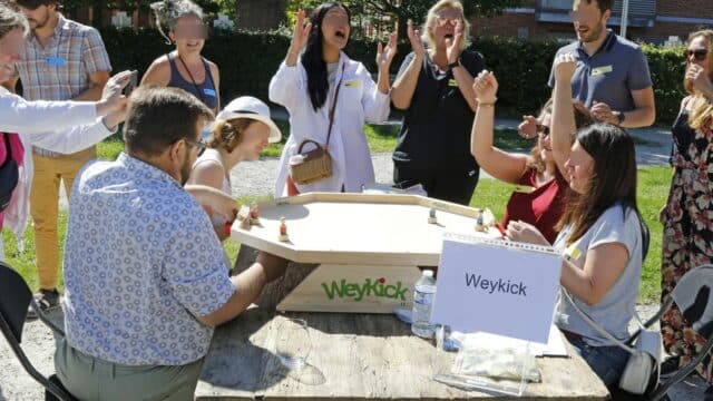 Organisatie van spellen zoals weykick voor teambuilding in een Brussels bedrijf