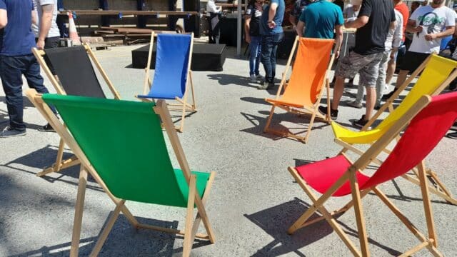kleurrijke ligstoelen voor de deelnemers aan het personeelsfeest