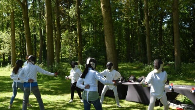 voor deze teambuilding oefenden de gasten een inwijding in schermen in prachtige tuinen