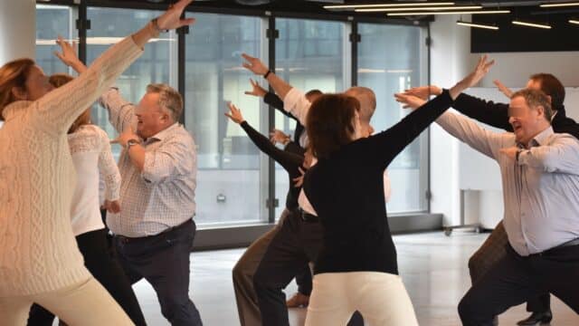 initiatie haka voor de personeelsleden tijden een teambuilding