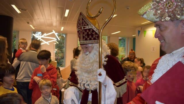 tijdens het feest werden de kinderen van het personeel van het bedrijf bezocht door Sinterklaas
