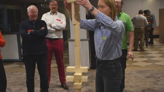 durant le teambuilding, les invités se sont amusés au jeu du jenga géant