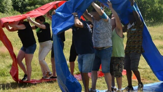 les membres du personnel participent à des jeux originaux comme la course de chenille durant le teambuilding