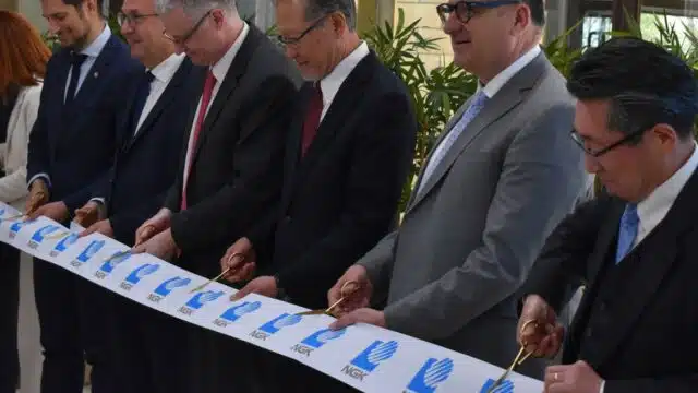 lintjesknippen voor de inhuldiging van de nieuwe NGK Ceramics productiesite door de ministers van het Waals Gewest