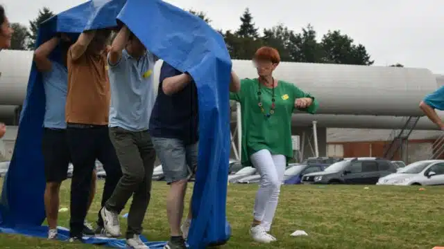 les membres du personnel d'une entreprise se sont amusés avec des jeux pour team building comme la course de la chenille