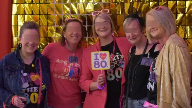 Voor het personeelsfeest heeft evenementenbureau Frajlick Celebration animaties gepland zoals een fotohokje met jaren 80-accessoires.