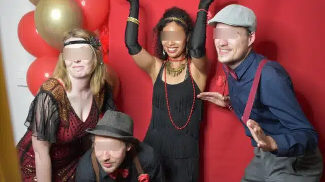 Tijdens het personeelsfeest met als thema de jaren 20 gingen de verklede medewerkers naar de photo booth