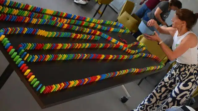 teambuilding rond bedrijfswaarden voor personeelsleden met originele uitdagingen zoals de langste dominoserie