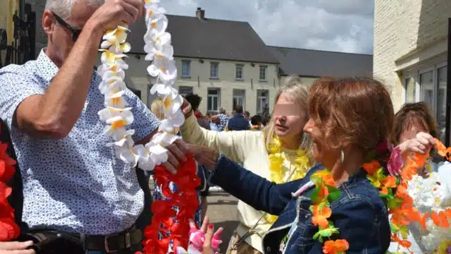 pour le summer event exotique d'une entreprise, distribution à l'accueil aux membres du personnel de colliers de fleurs hawaïens