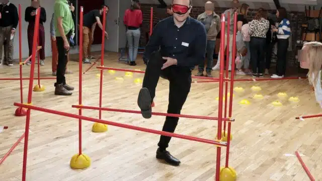 durant ce teambuilding sur mesure, les membres du personnel de l'entreprise participent à des tas de jeux originaux.